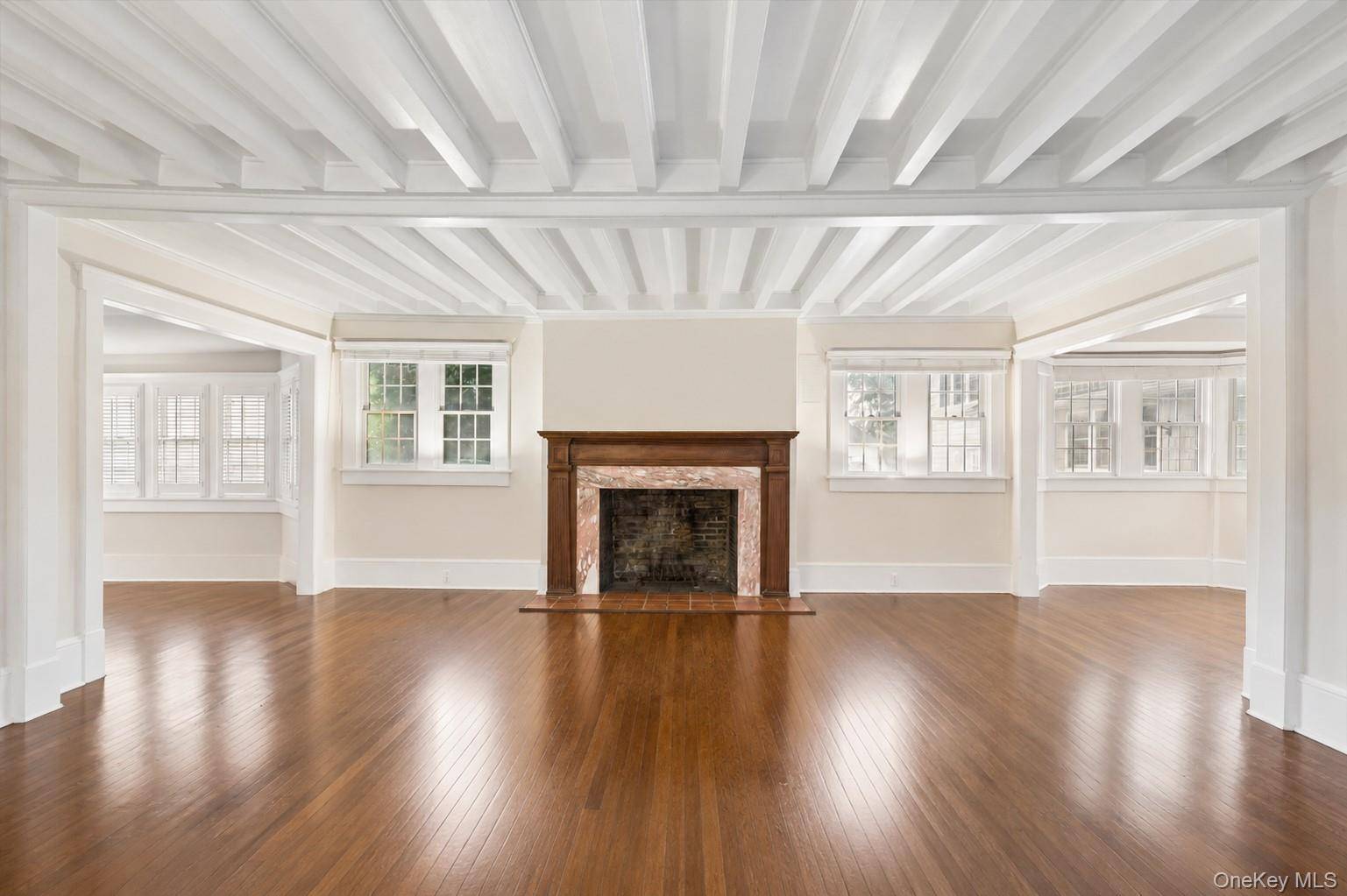 21 Seafield LN, Westhampton Beach, NY 11978