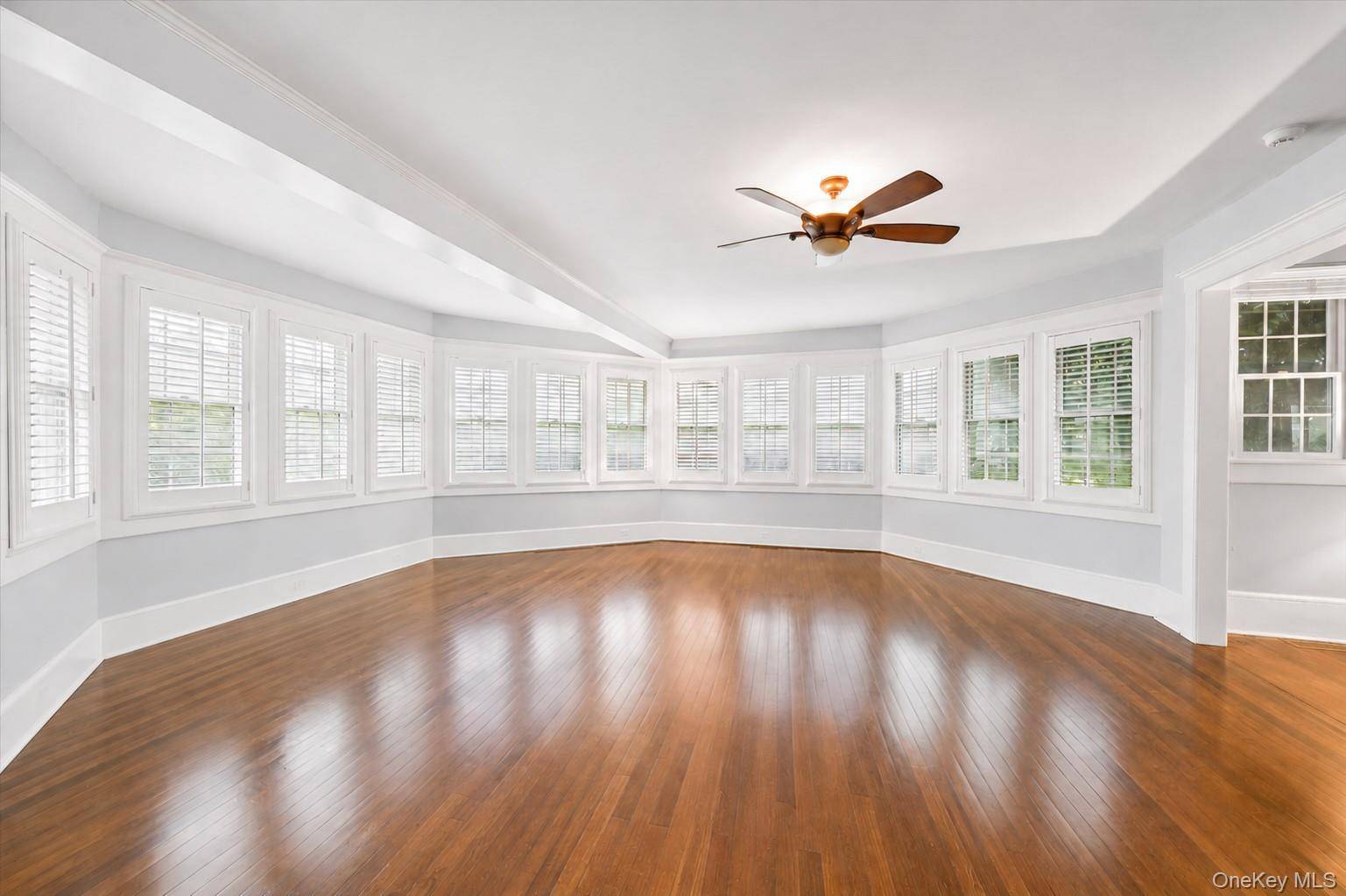 21 Seafield LN, Westhampton Beach, NY 11978