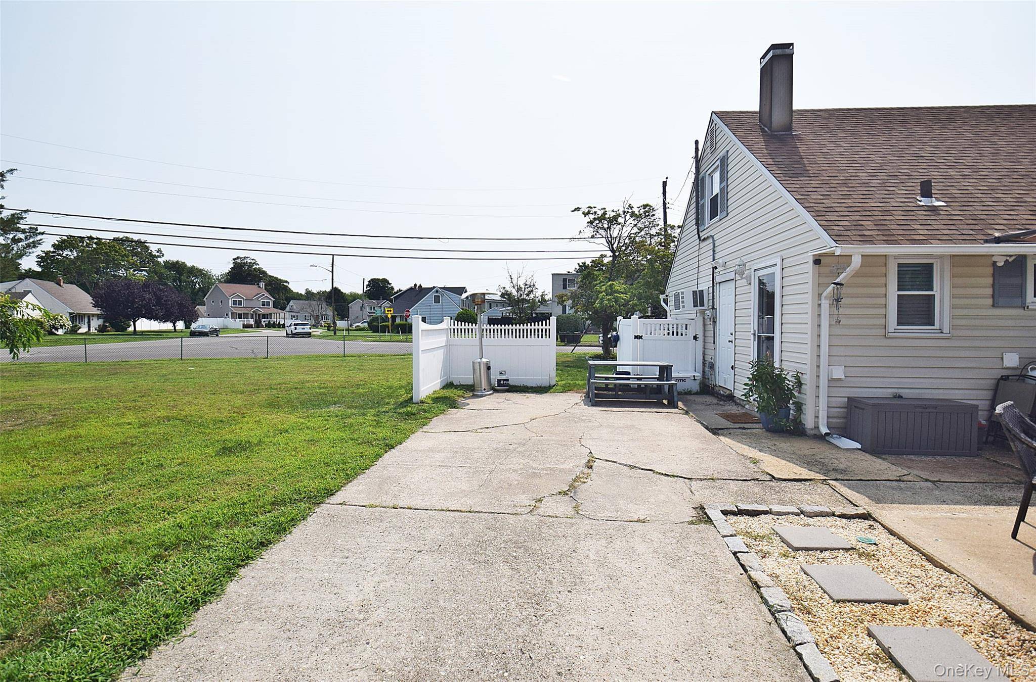 101 Phyllis DR, Lindenhurst, NY 11757