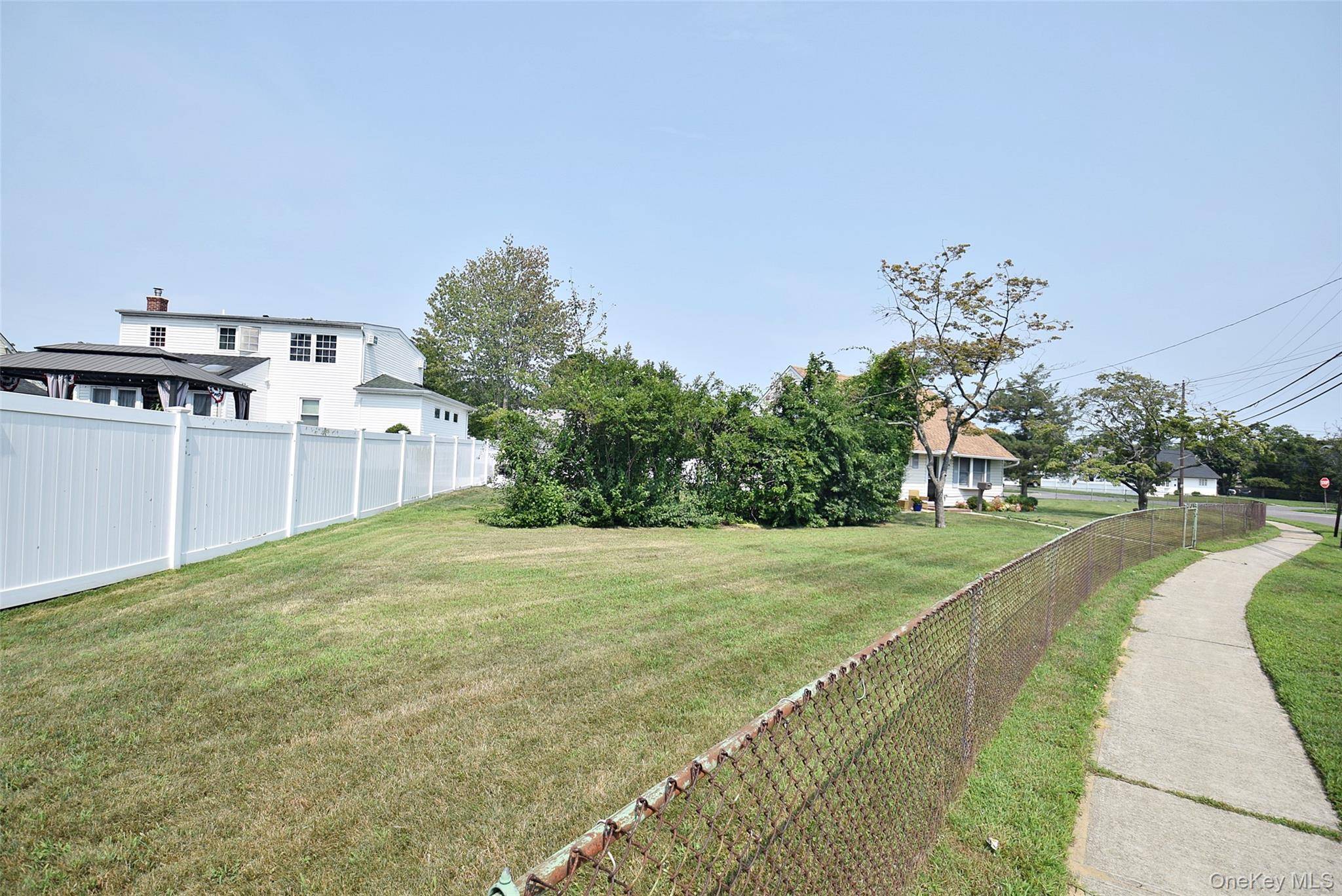 101 Phyllis DR, Lindenhurst, NY 11757