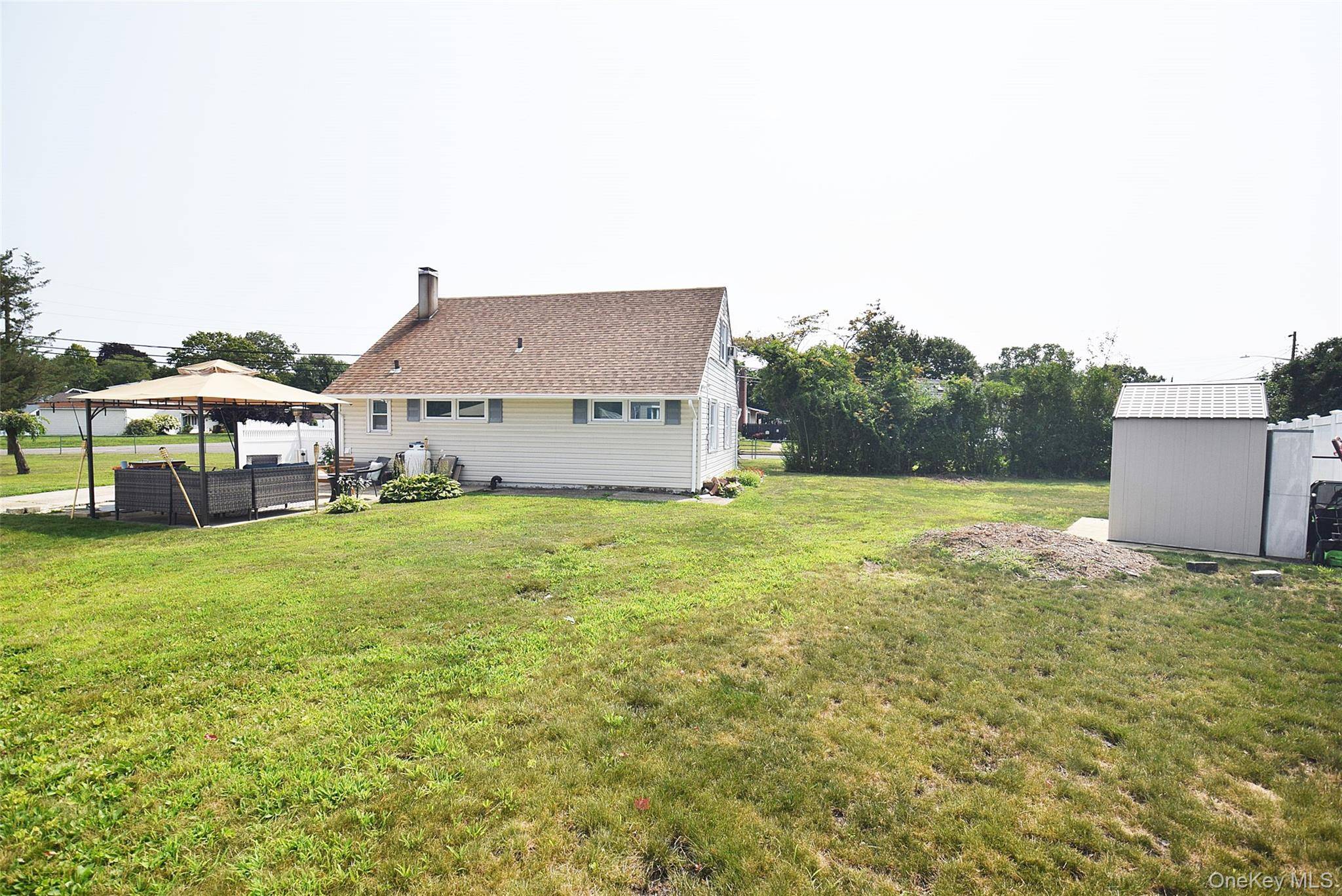 101 Phyllis DR, Lindenhurst, NY 11757