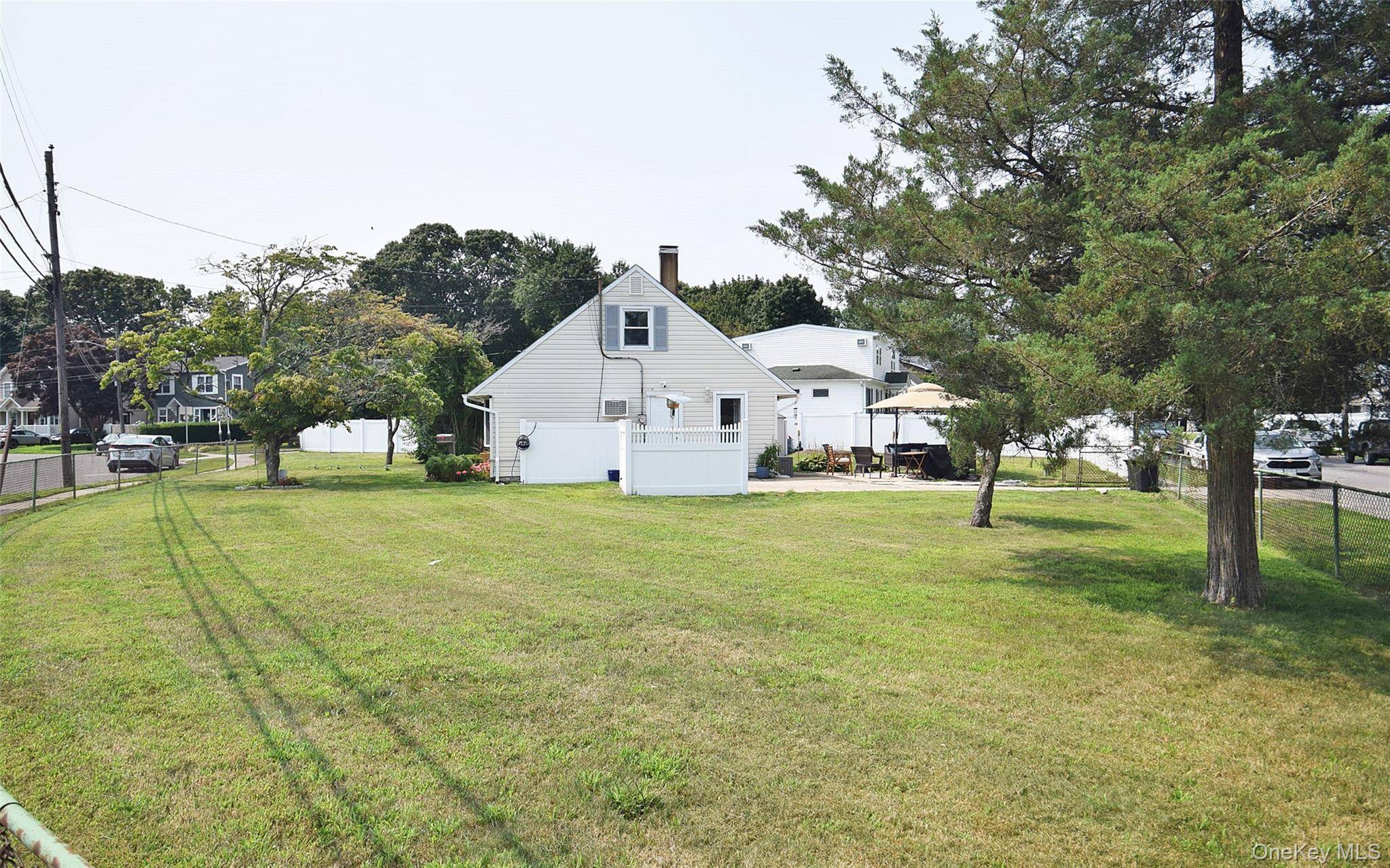 101 Phyllis DR, Lindenhurst, NY 11757