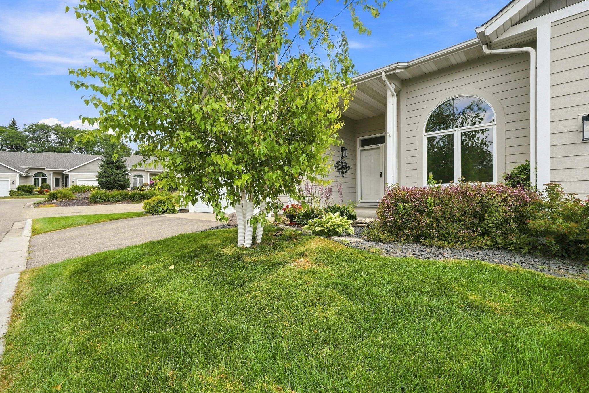 833 Southcross DR E, Burnsville, MN 55306