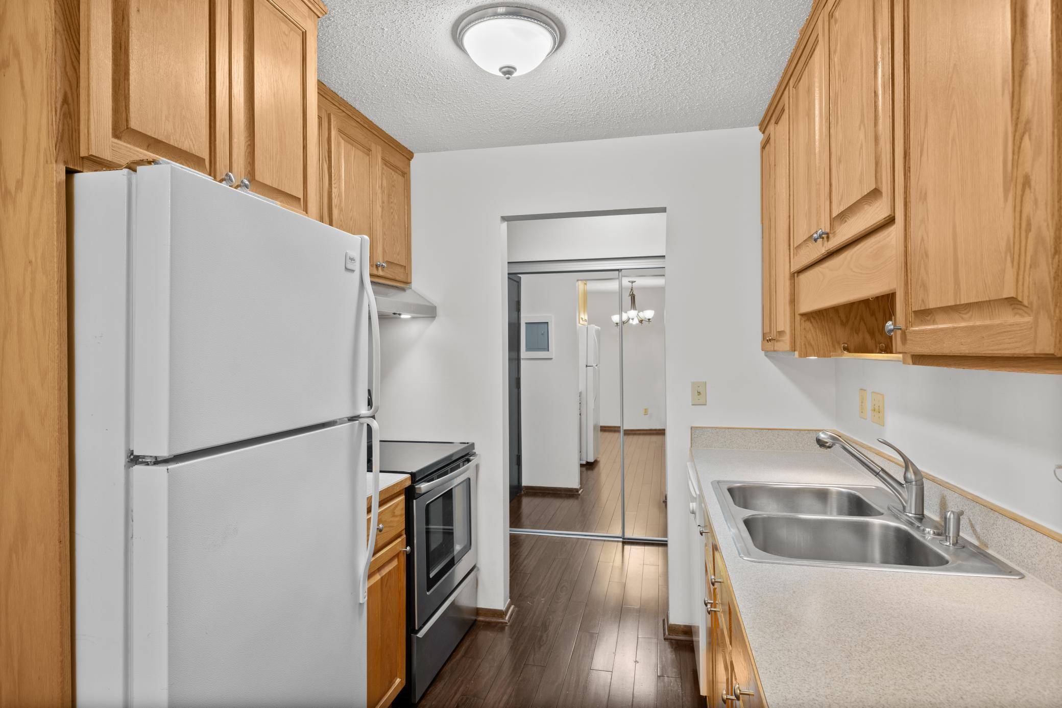 2800 Hillsboro AVE N #214, New Hope, MN 55427