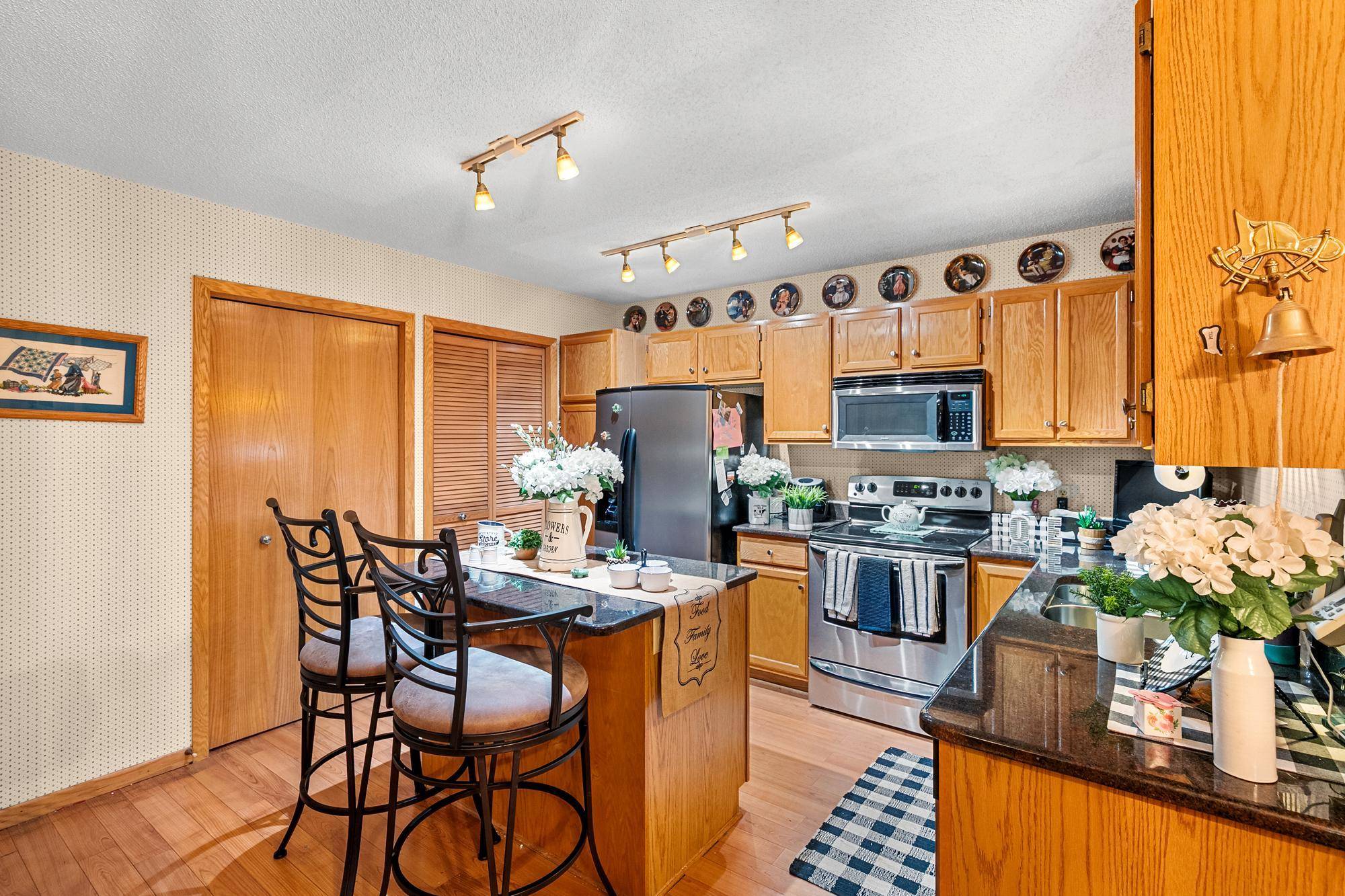 15202 Greenhaven WAY, Burnsville, MN 55306