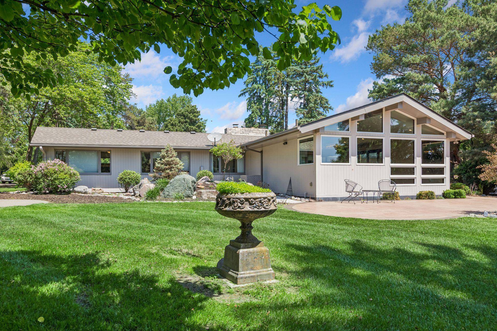 2205 Long Lake RD, New Brighton, MN 55112