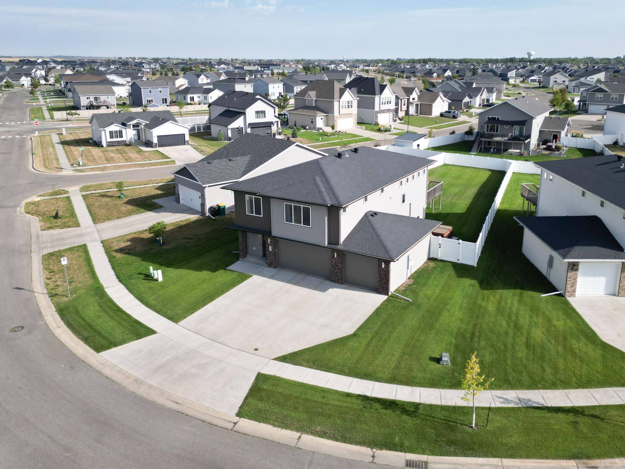 818 ALBERT DR W, West Fargo, ND 58078