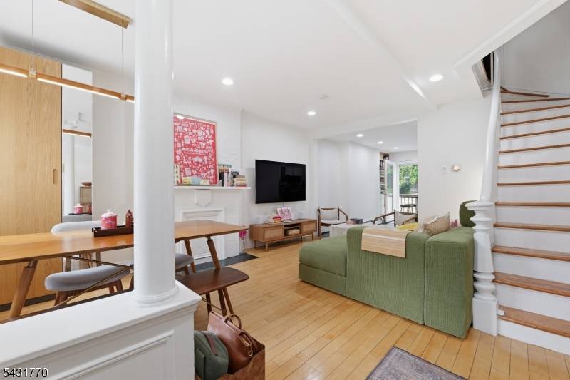 260 5th St, Jersey City, NJ 07302
