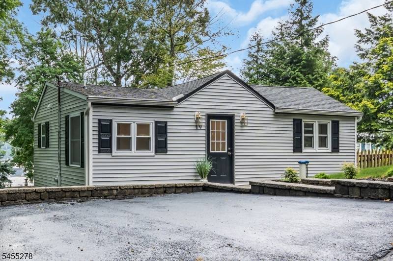 19 Sutton Rd, Hopatcong Boro, NJ 07843