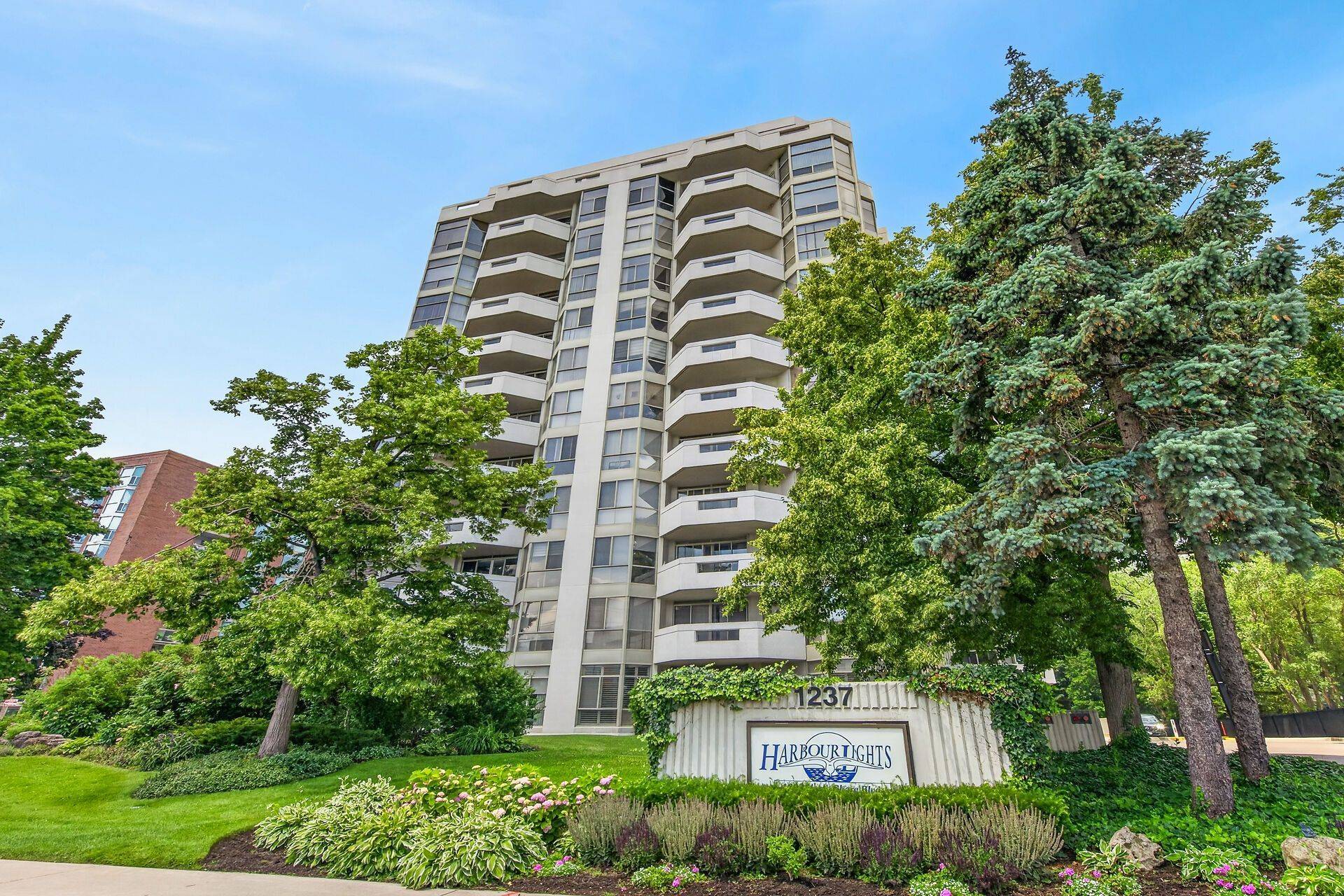 1237 North Shore BLVD E #405, Burlington, ON L7S 2H8