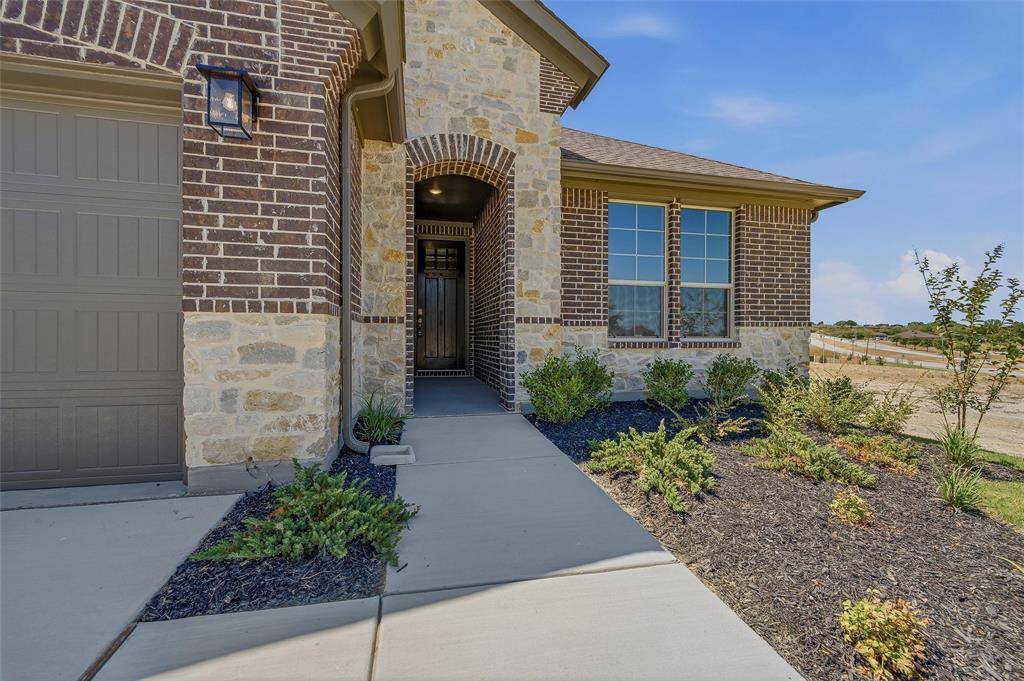 820 Elmstead Drive, Fort Worth, TX 76108
