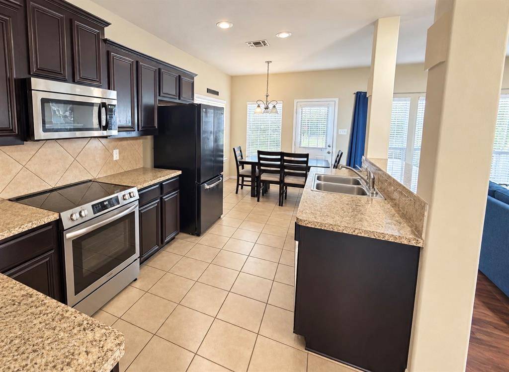 2104 Stonewood Drive, Lancaster, TX 75134