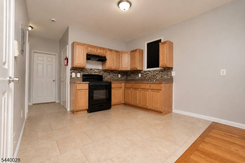 136 Dewey St, Newark City, NJ 07112