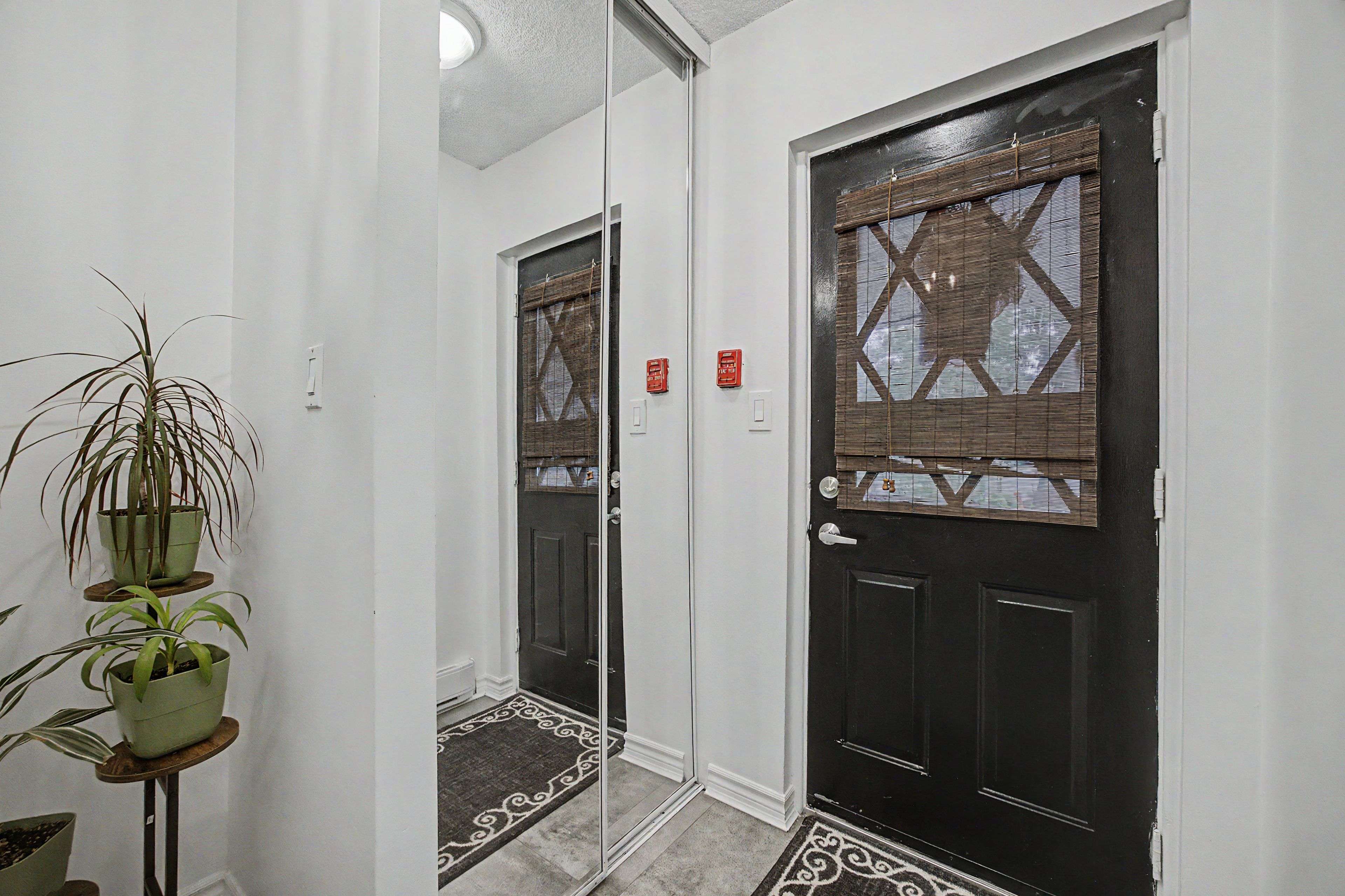 1000 Cedarglen Gate #501, Mississauga, ON L5C 3Z5