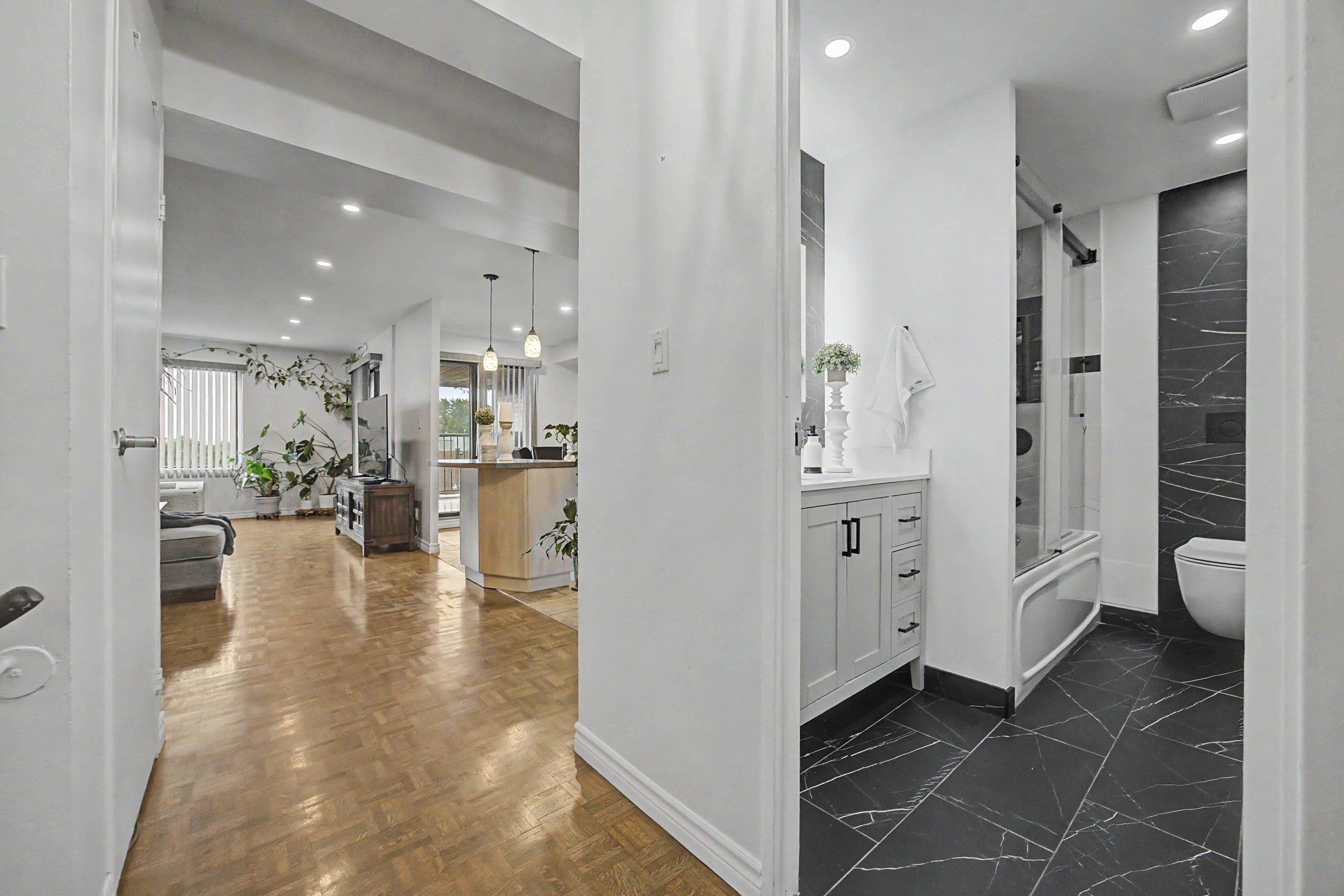 1000 Cedarglen Gate #501, Mississauga, ON L5C 3Z5