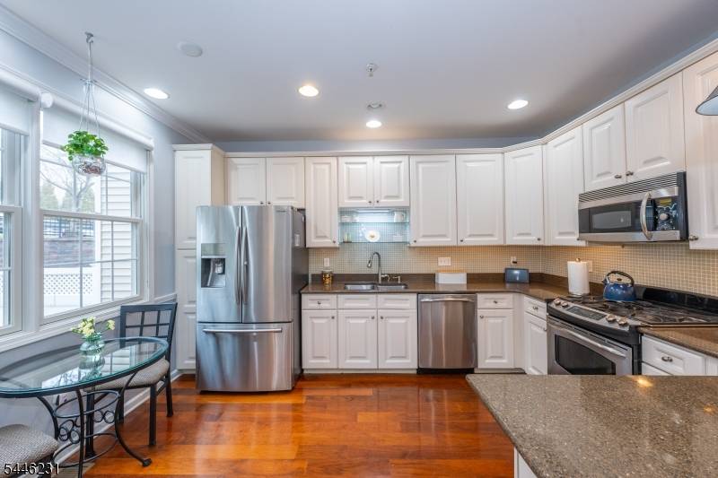 1 Ashley Ct, Hawthorne Boro, NJ 07506