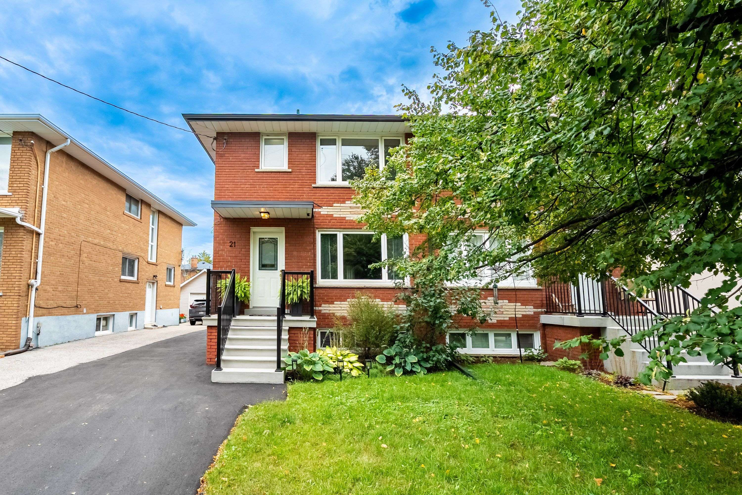 21 Burlingame RD, Toronto W06, ON M8W 1Y7