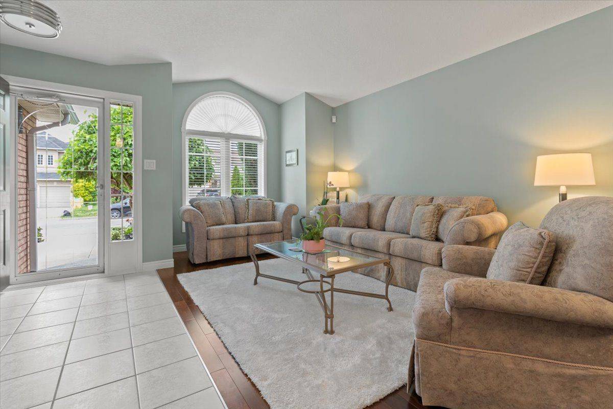 40 Bridgette DR, Hamilton, ON L9A 5J8