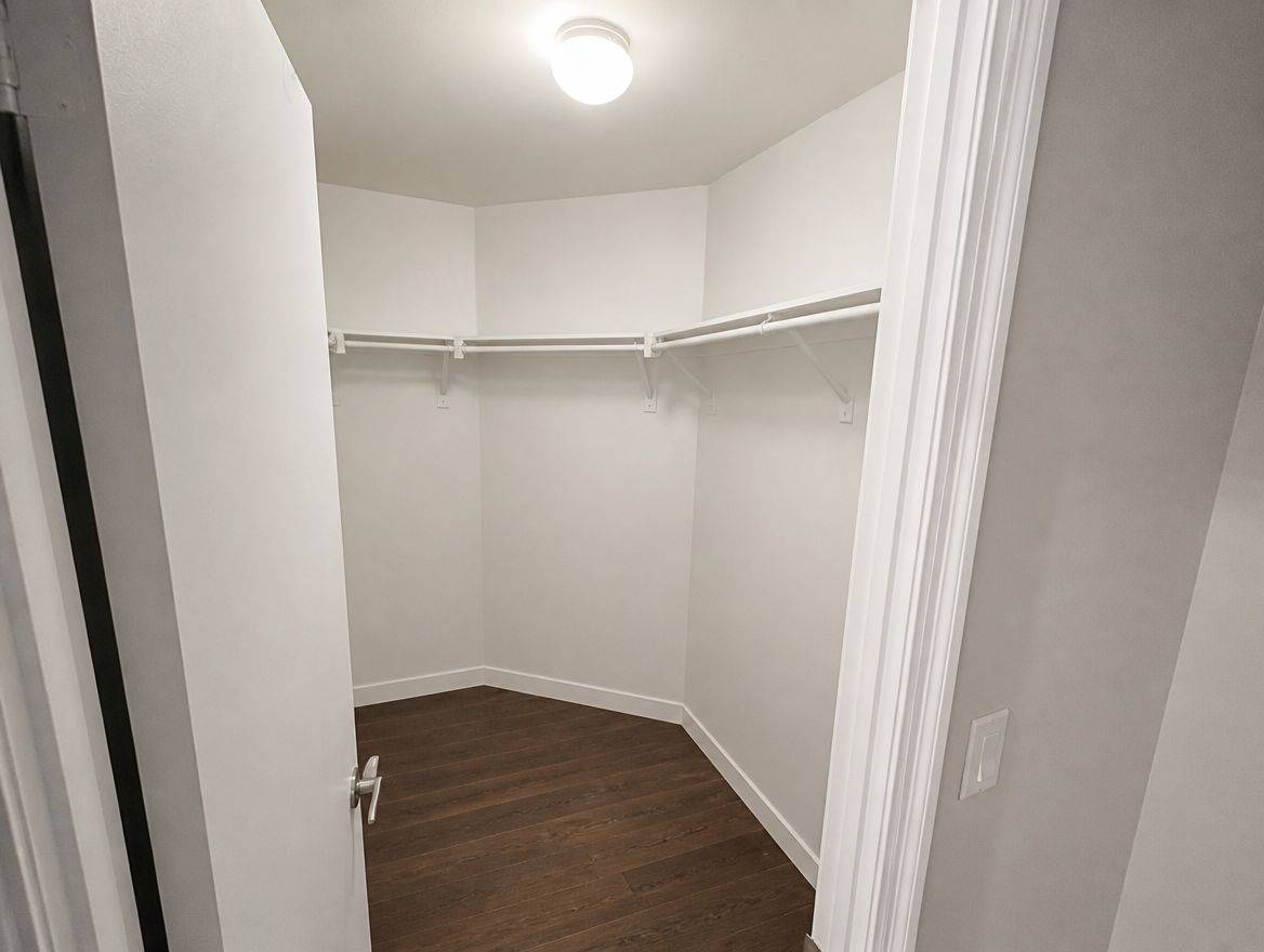 1359 Rathburn RD #209, Mississauga, ON L4W 5P7