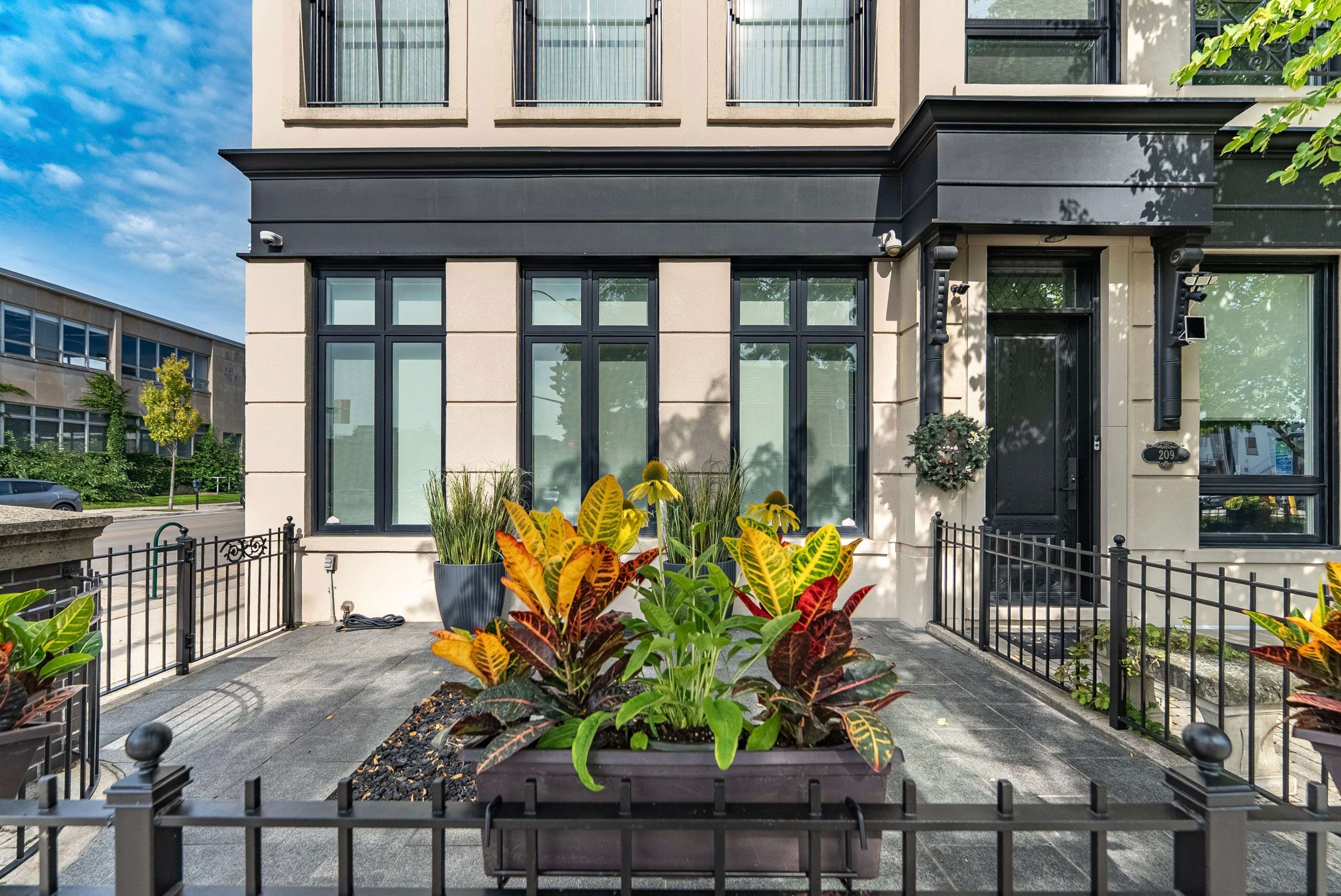 125 George ST, Oakville, ON L6J 3B9