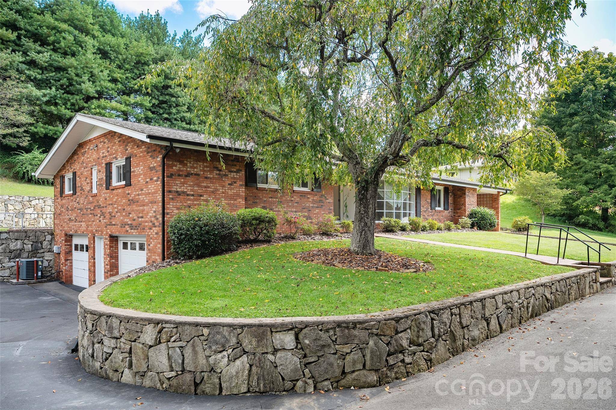 62 W Haywood DR, Canton, NC 28716