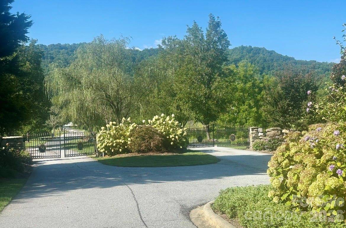 117 Sovereign LN, Fairview, NC 28730