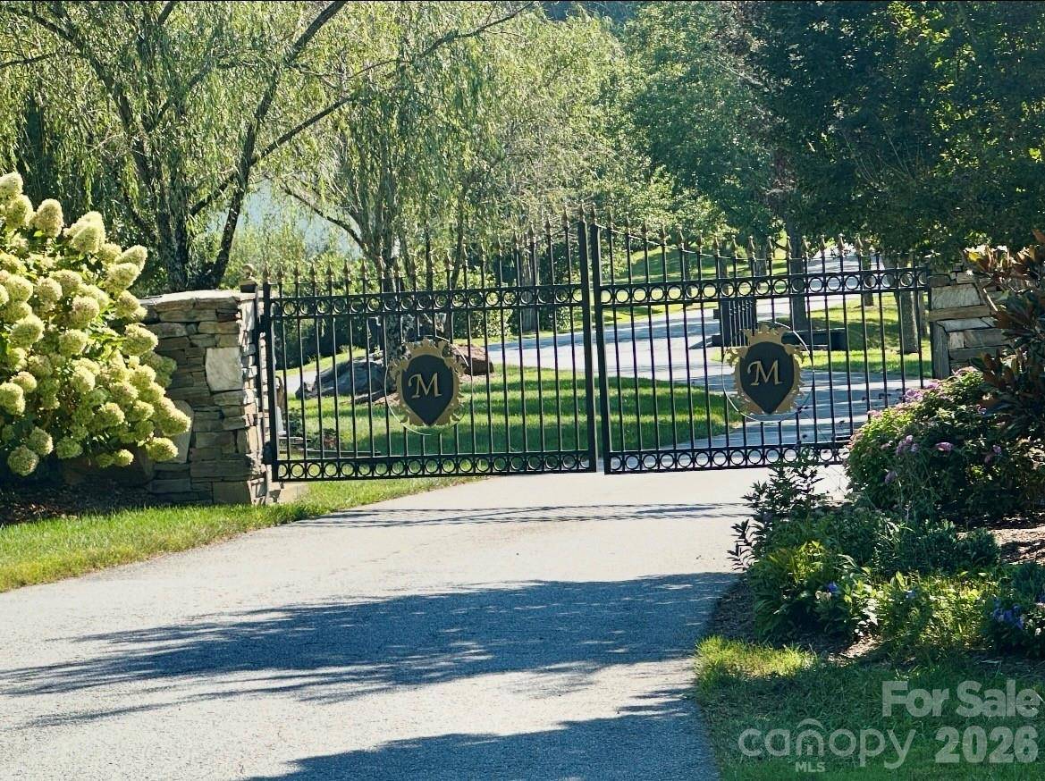 117 Sovereign LN, Fairview, NC 28730