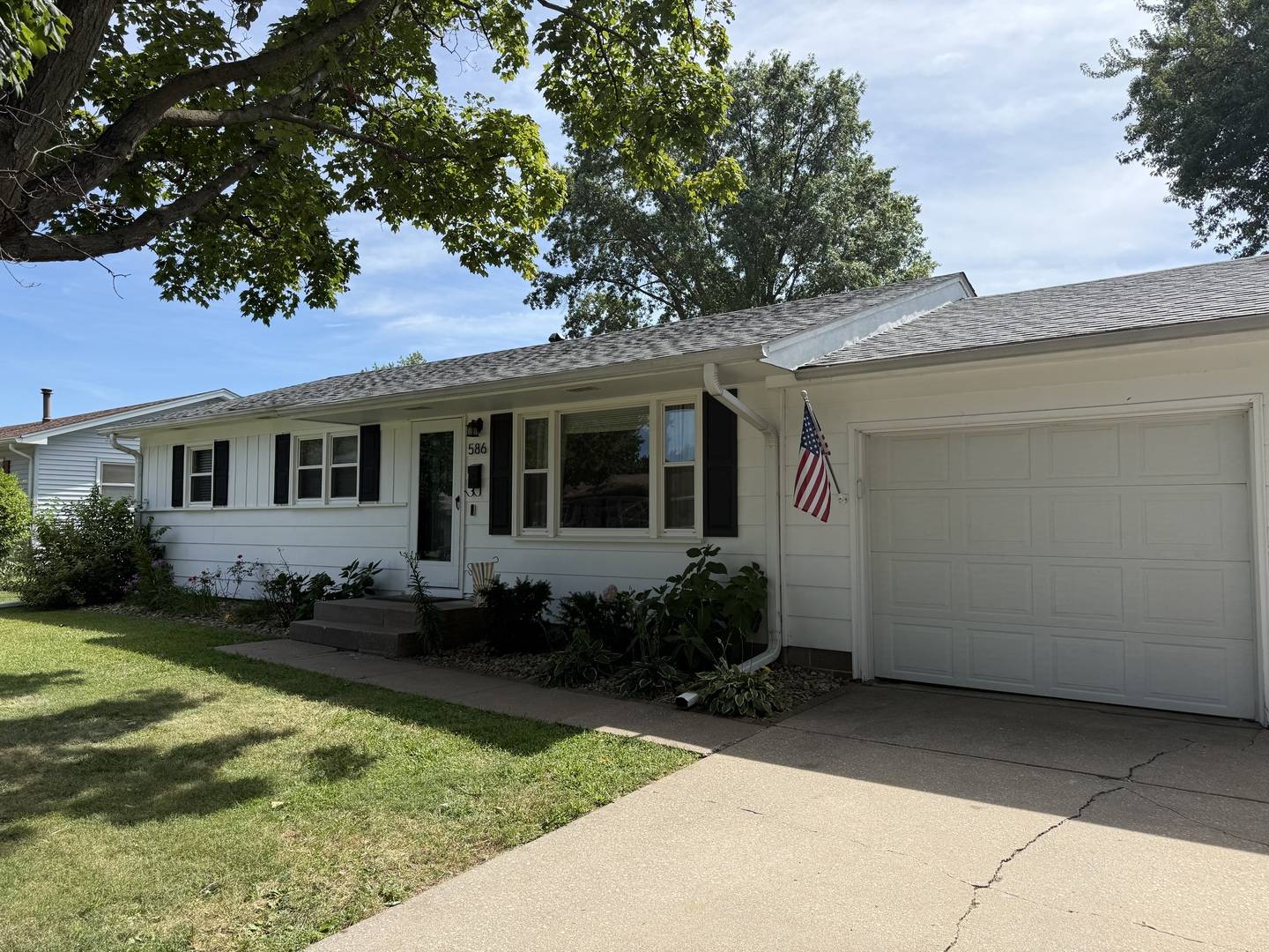 586 33rd AVE, East Moline, IL 61244