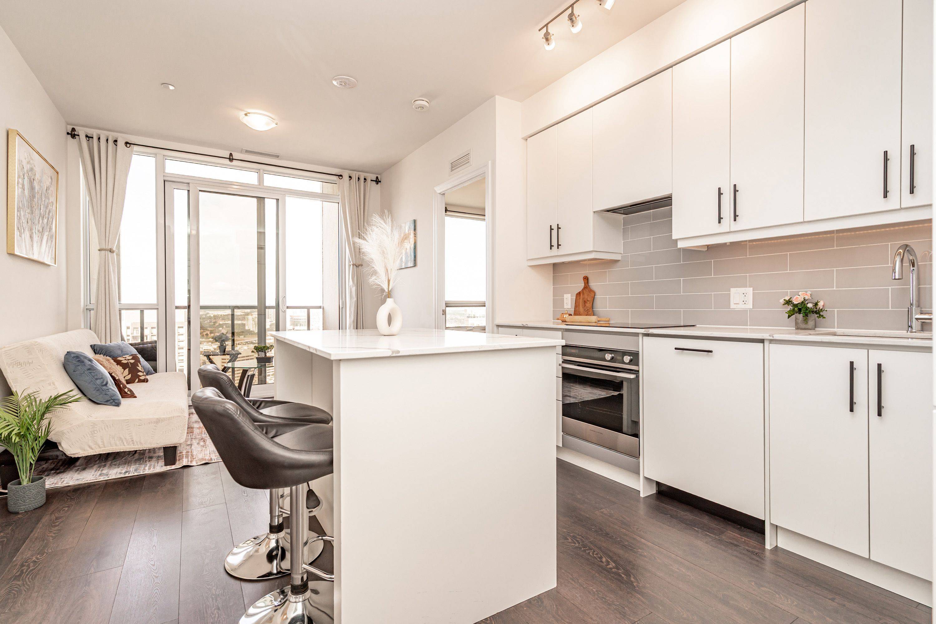30 Elm DR W #3911, Mississauga, ON L5B 0N6