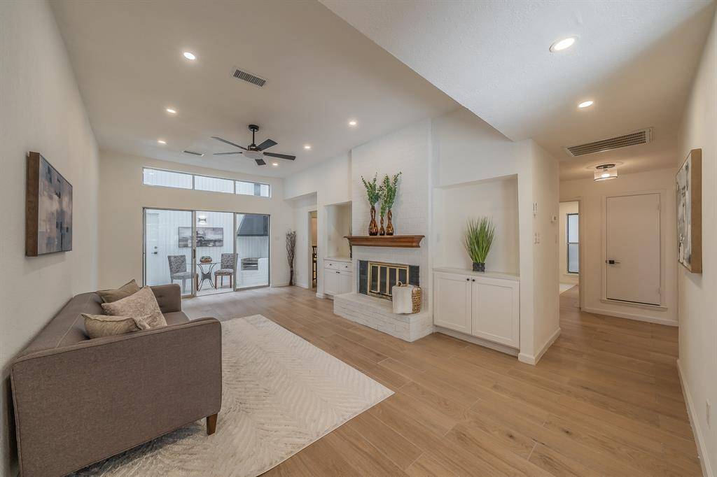 5945 Chimney Wood Circle, Fort Worth, TX 76112