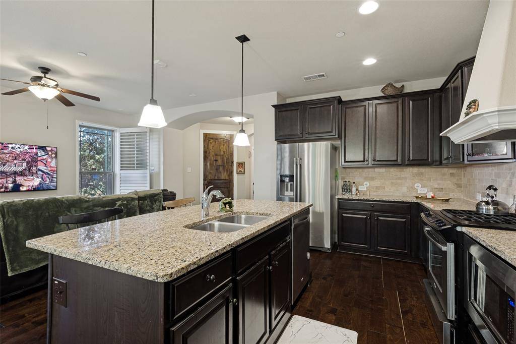 1017 Brook Hollow Drive, Euless, TX 76039