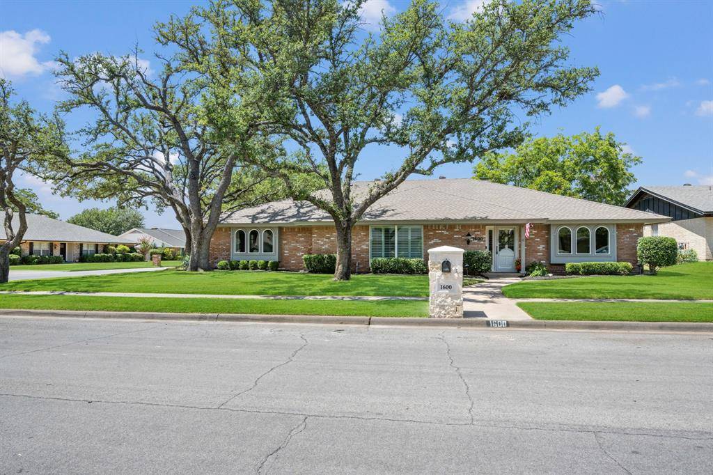 1600 Forest Glen Court, Pantego, TX 76013