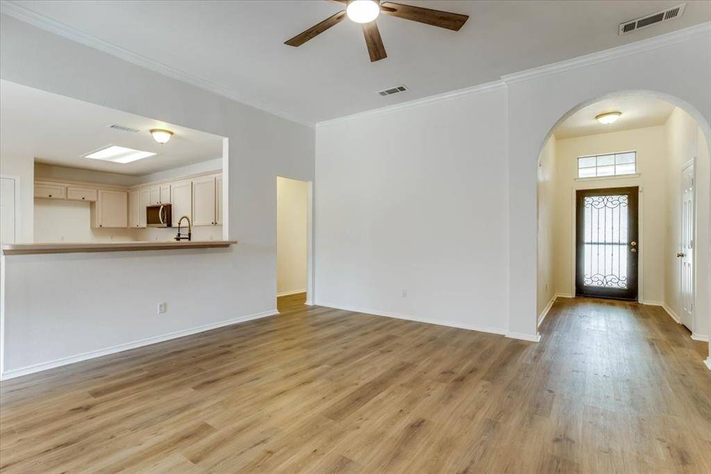 1025 Jessica Drive, Burleson, TX 76028
