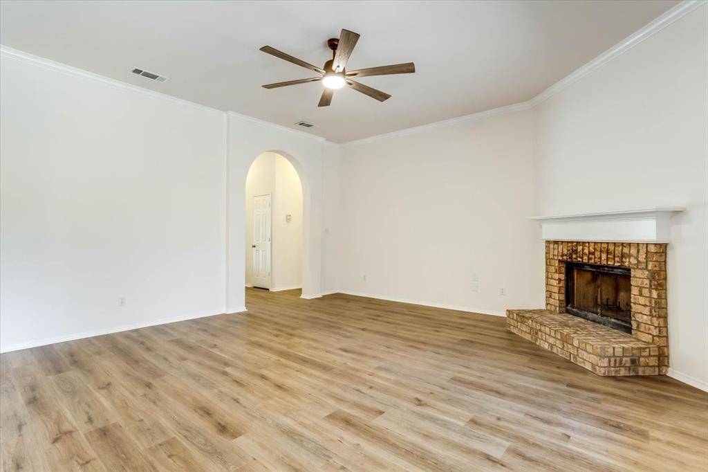1025 Jessica Drive, Burleson, TX 76028
