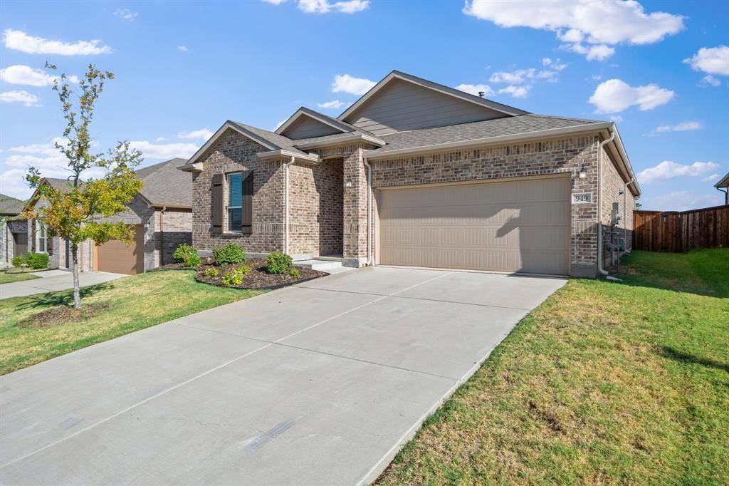 949 Brock Drive, Aubrey, TX 76227