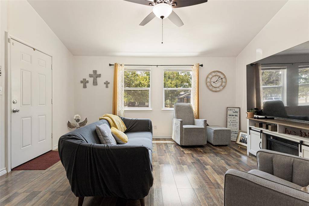 1404 Clinton Avenue, Fort Worth, TX 76164
