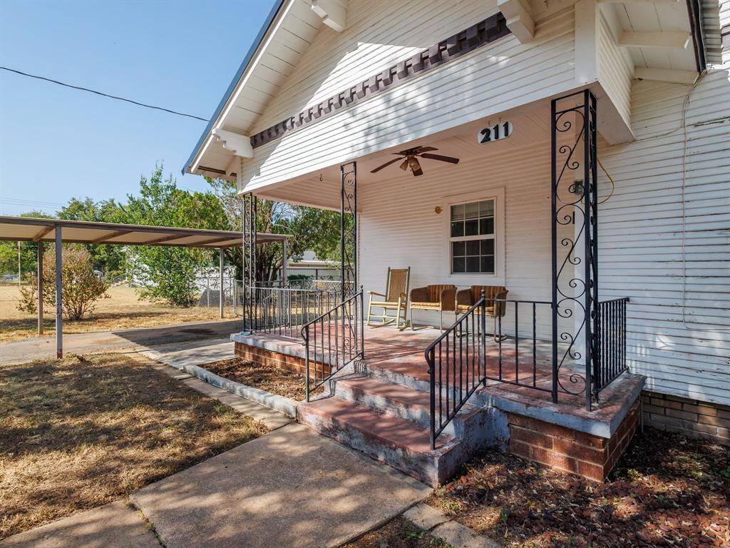211 N Nueces Street, Coleman, TX 76834
