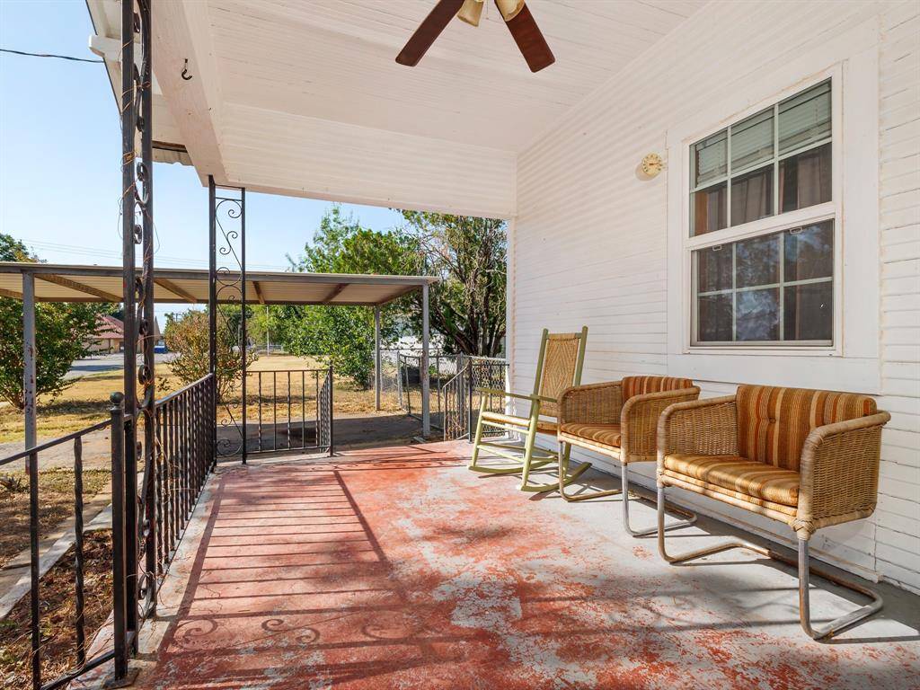211 N Nueces Street, Coleman, TX 76834