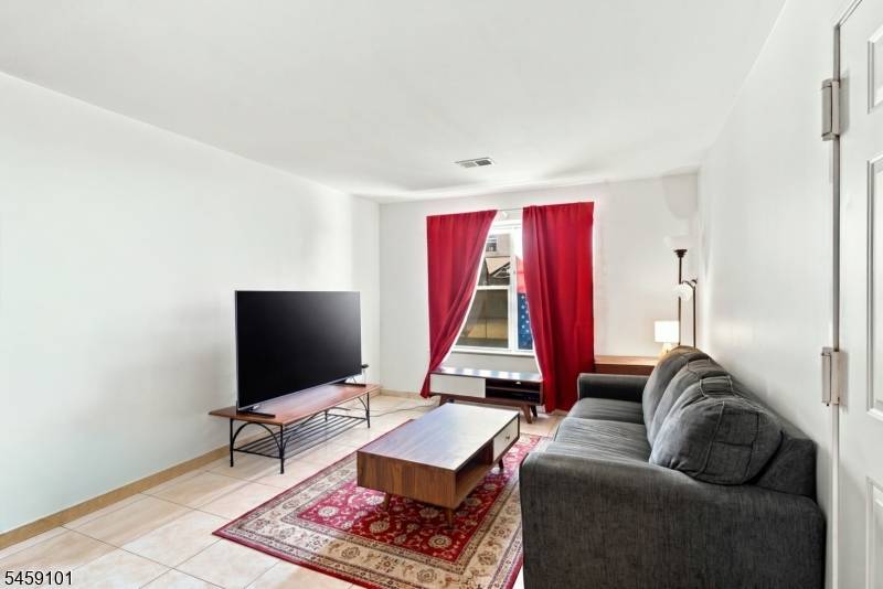 272 Walnut St #5D, Newark City, NJ 07105