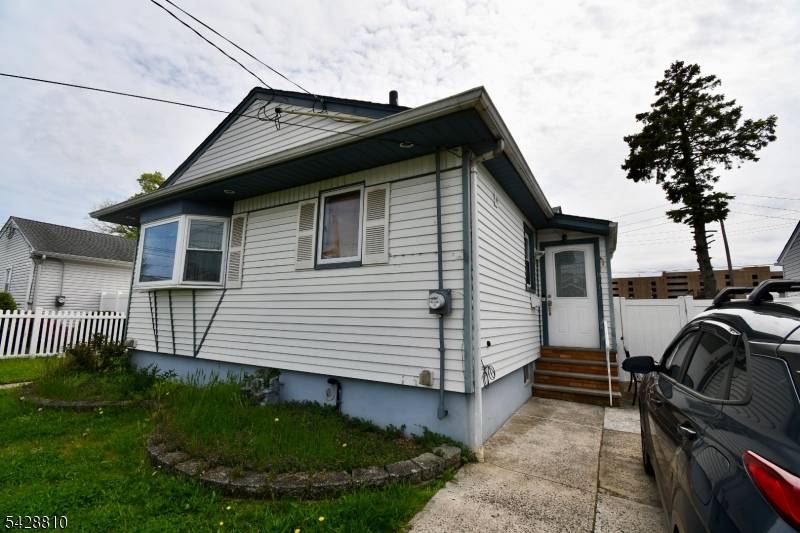 831 Smith St, Linden City, NJ 07036