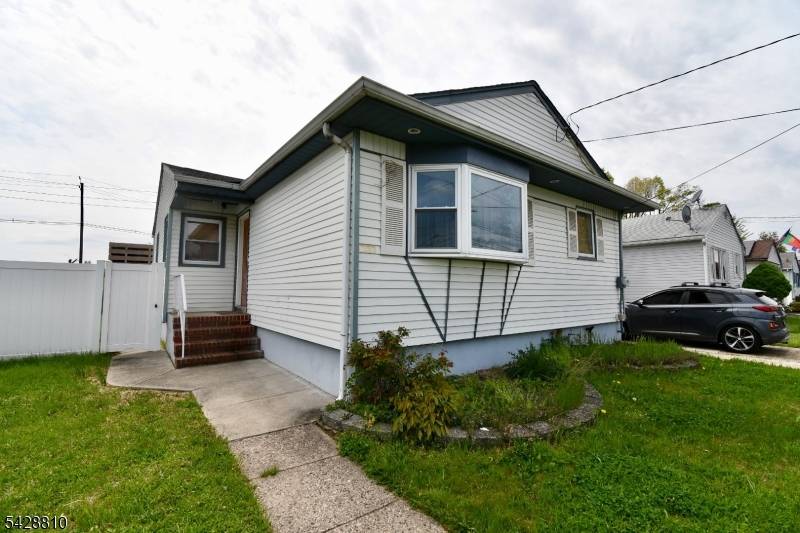 831 Smith St, Linden City, NJ 07036