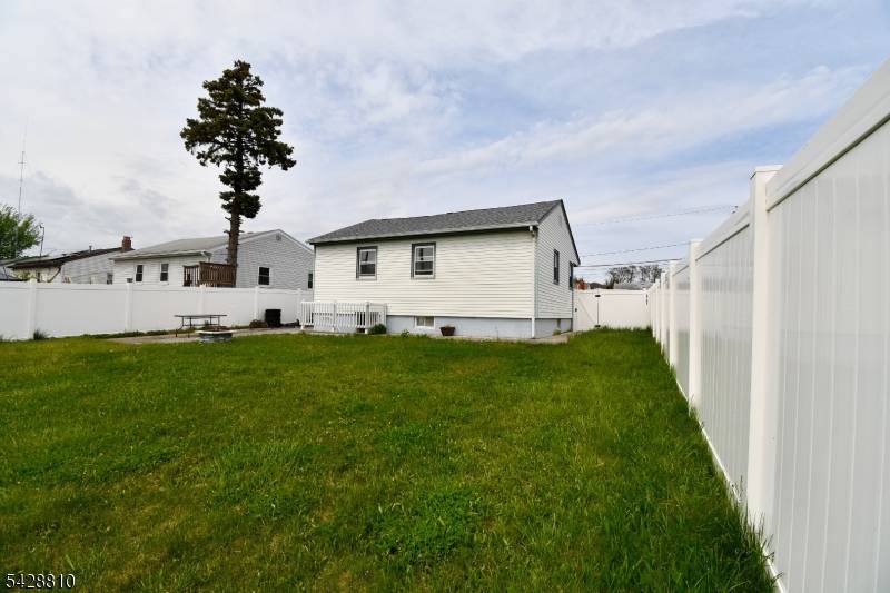 831 Smith St, Linden City, NJ 07036