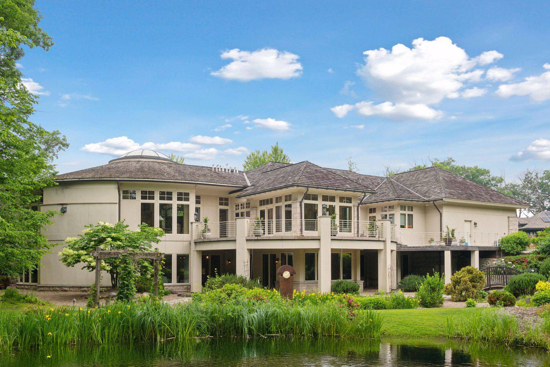 1989 Dwight LN, Minnetonka, MN 55305