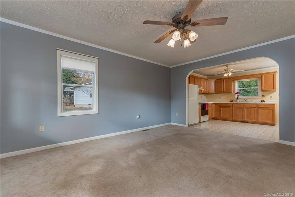 38 Pleasant CT, Flat Rock, NC 28731