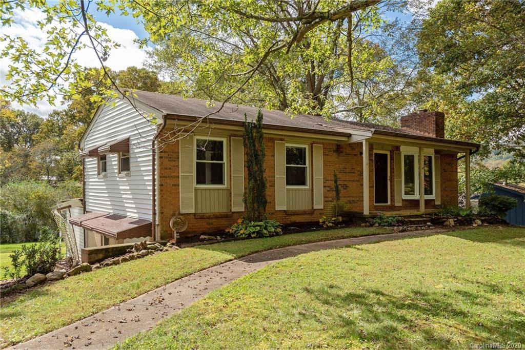 32 Clovernook DR, Arden, NC 28704