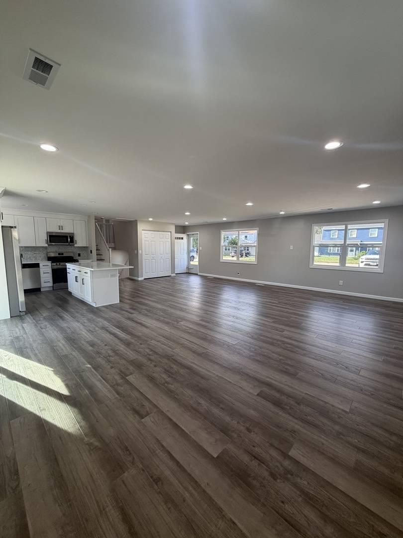 547 Redwood RD, Bolingbrook, IL 60440