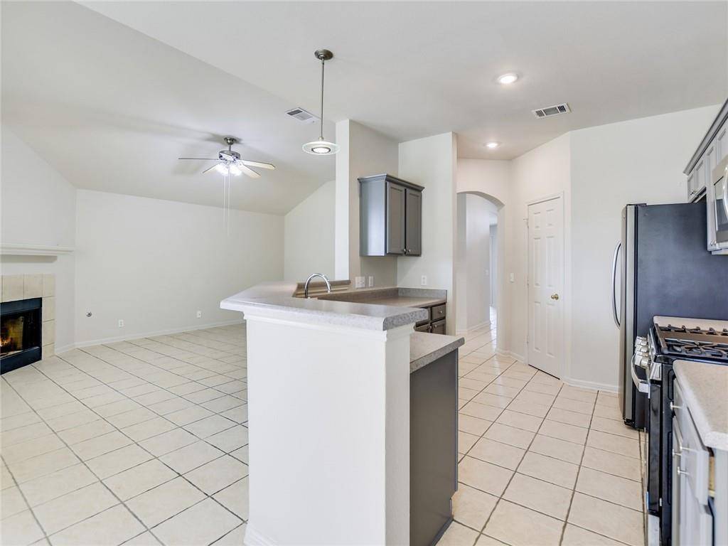 305 Dana DR, Hutto, TX 78634