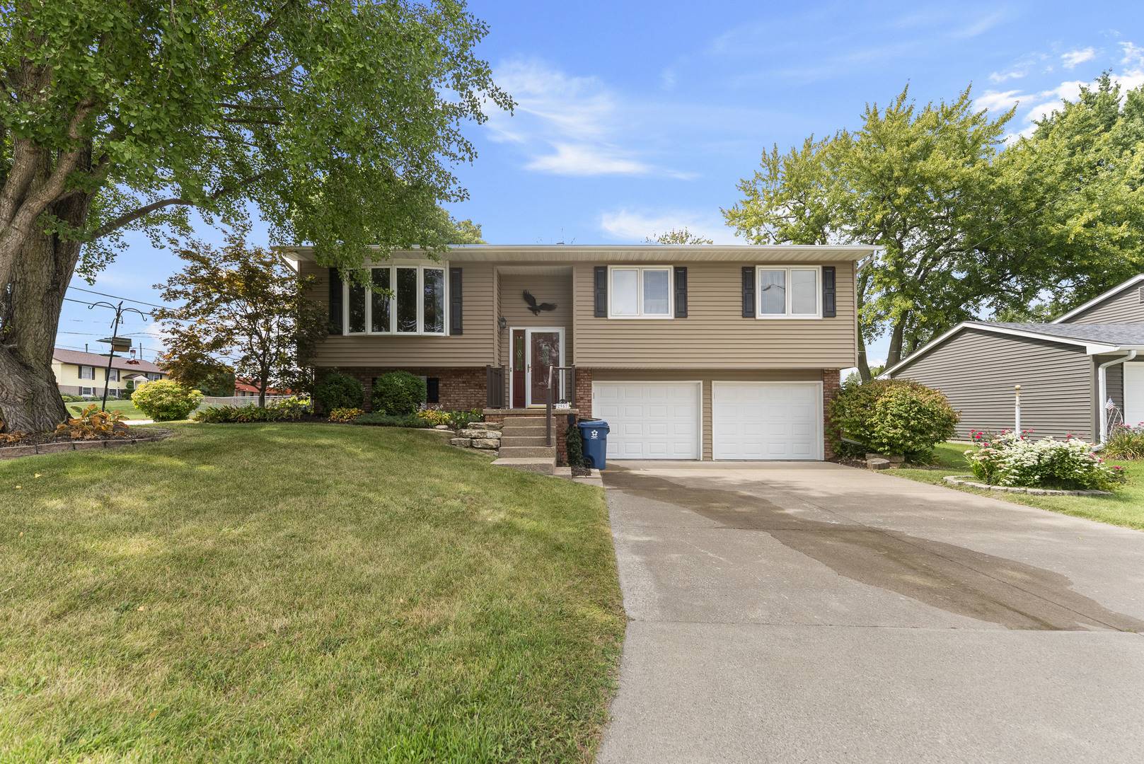 2957 9 1/2 ST, East Moline, IL 61244