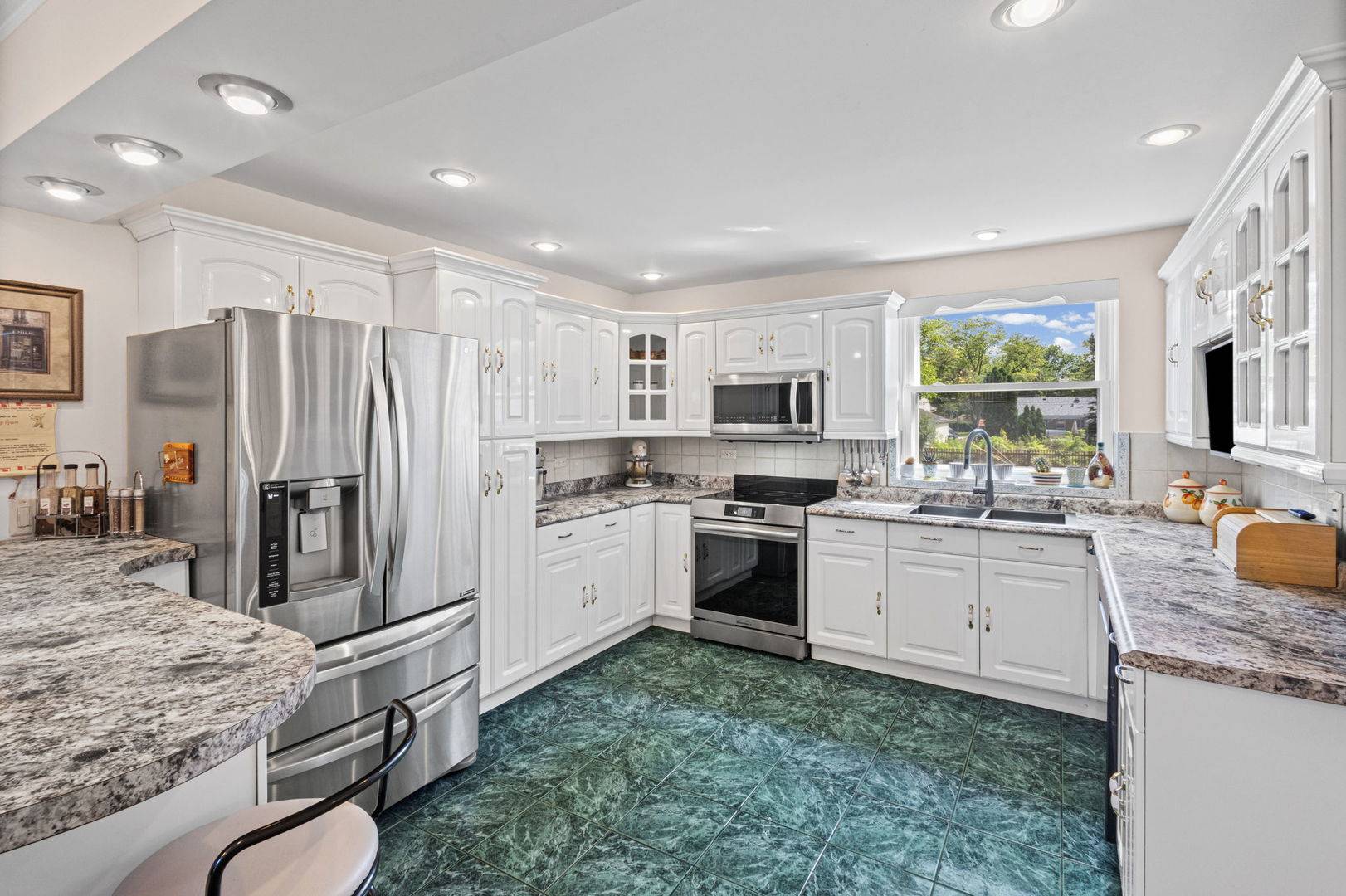 2011 E Touhy AVE, Des Plaines, IL 60018