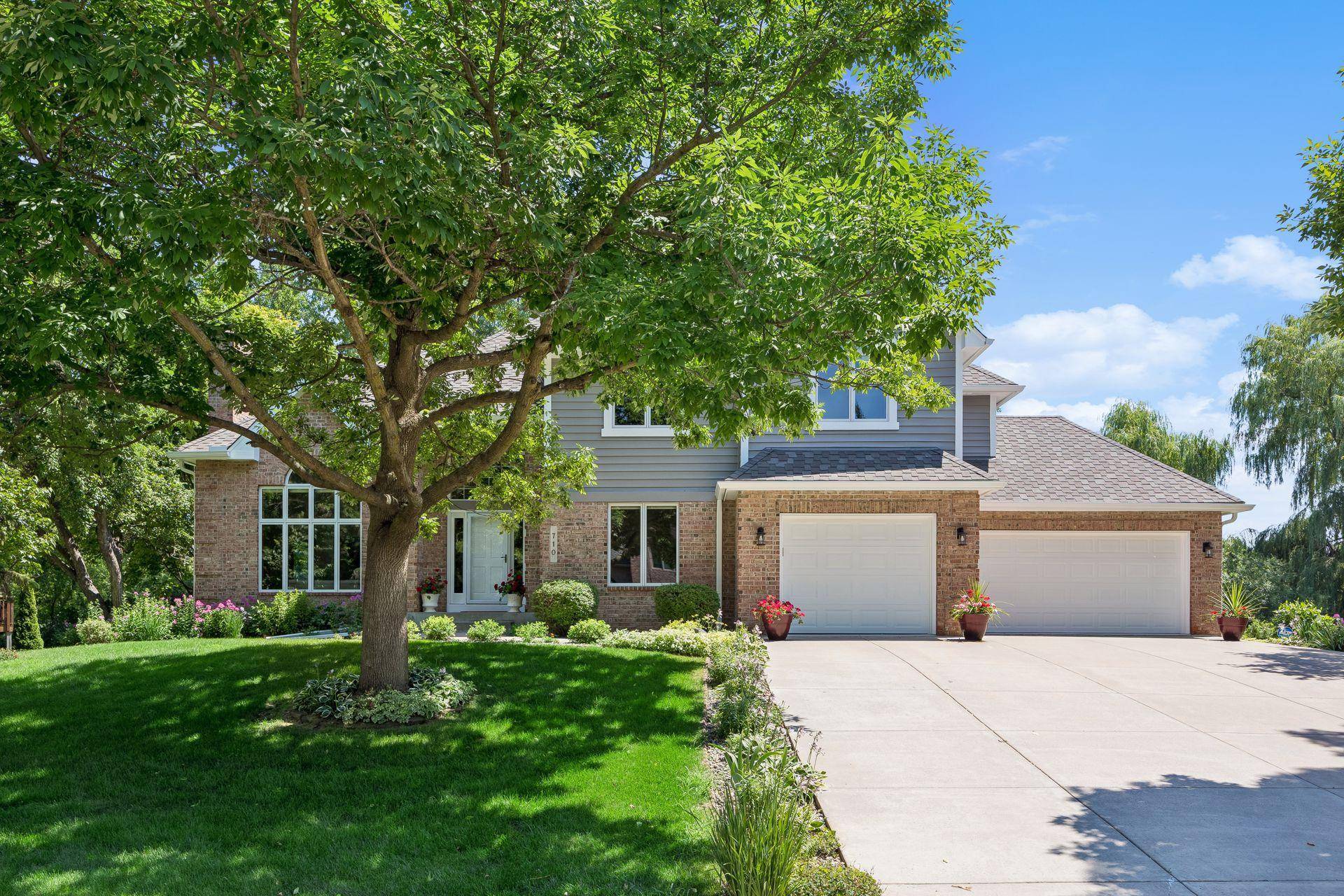 710 Olive LN N, Plymouth, MN 55447